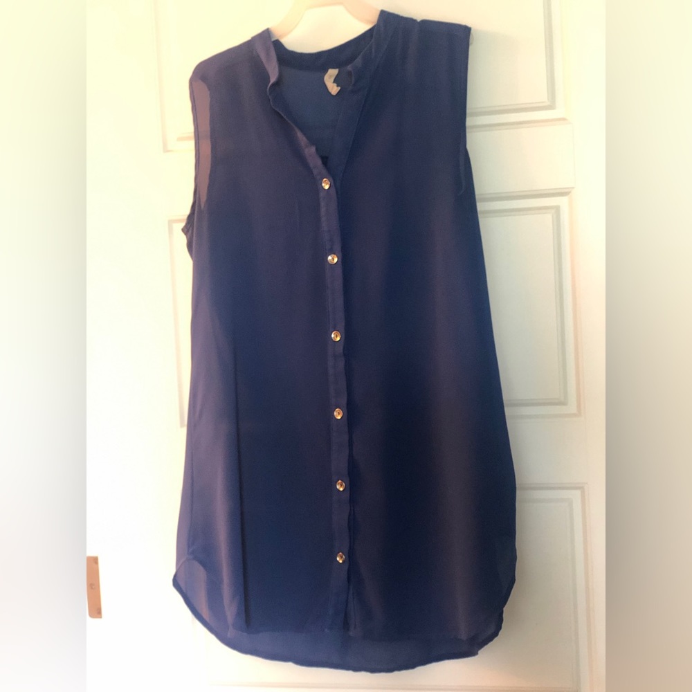 Long blue sleeveless blouse